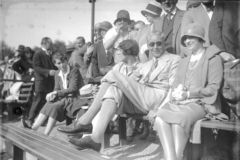 Ehemaliger Kronprinz Wilhelm von Preußen als Zuschauer auf der Tribüne eines Tennismatches bei Rot-Weiß Berlin im Juni 1929